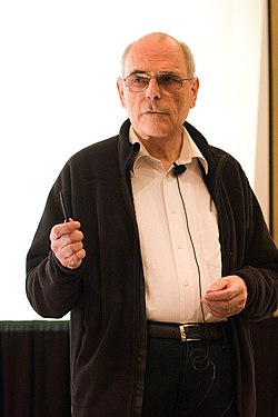 Фолькер Штрассен читає лекцію на врученні премії Кнута на Симпозіумі з швидких алгоритмів в 2009 у SODA.