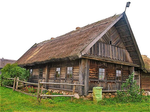 Белорусская хата. Традиционная белорусская изба - хата. Белорусская хата 19 века. Срубная изба хата в Белоруссии. Национальное жилище Белоруссии.