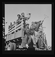 Daytona Beach, Florida. Bethune-Cookman College. Students waiting to be taken to the agricultural school farm where they will learn modern methods, únor 1943