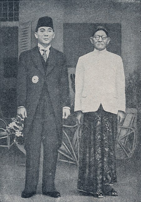 Fail:Sukarno and his father, Bung Karno Penjambung Lidah Rakjat 231.jpg