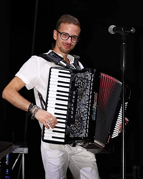 File:Sul palco con la fisarmonica di Manuel Burroni.jpg