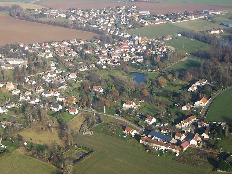 File:Survol de Maisoncelles en Brie.jpg