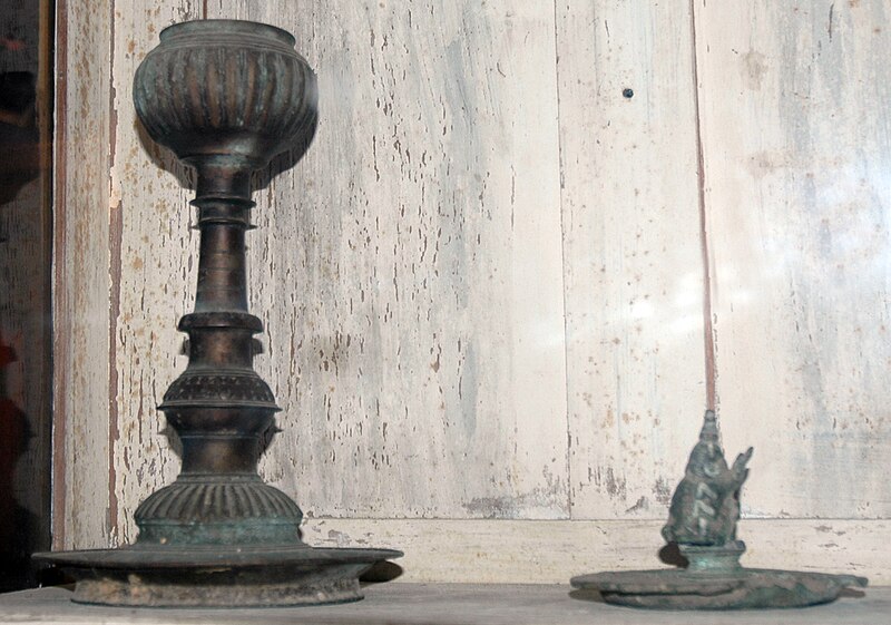 File:Table Lamps (Archaeological Museum, Jaffna).JPG