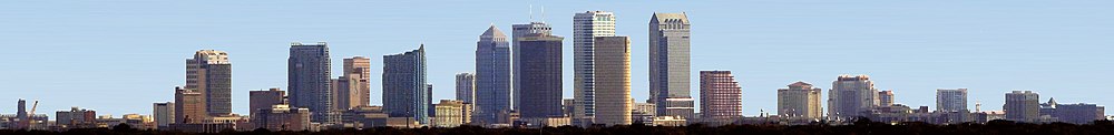 Vista panorámica do Centro de Tampa, que comprende o Porto de Tampa (á esquerda), o Centro de Tampa propiamente dito (no centro), Channelside (no centro á dereita), e as Illas Harbour (á dereita).