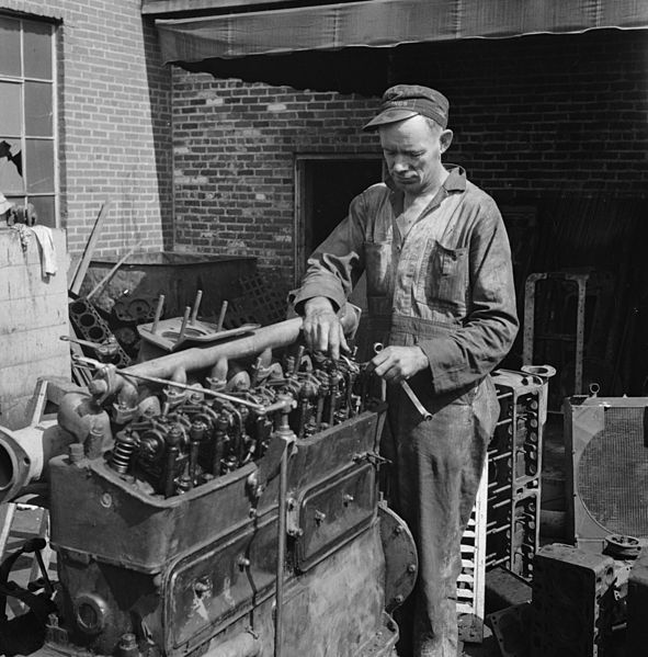 File:Tennessee-coach-company-mechanic-knox-1943-tn2.jpg