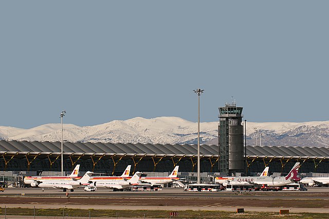 https://upload.wikimedia.org/wikipedia/commons/thumb/e/ef/Terminal_T-4_Madrid_-_Barajas_Airport_(8520153689).jpg/640px-Terminal_T-4_Madrid_-_Barajas_Airport_(8520153689).jpg