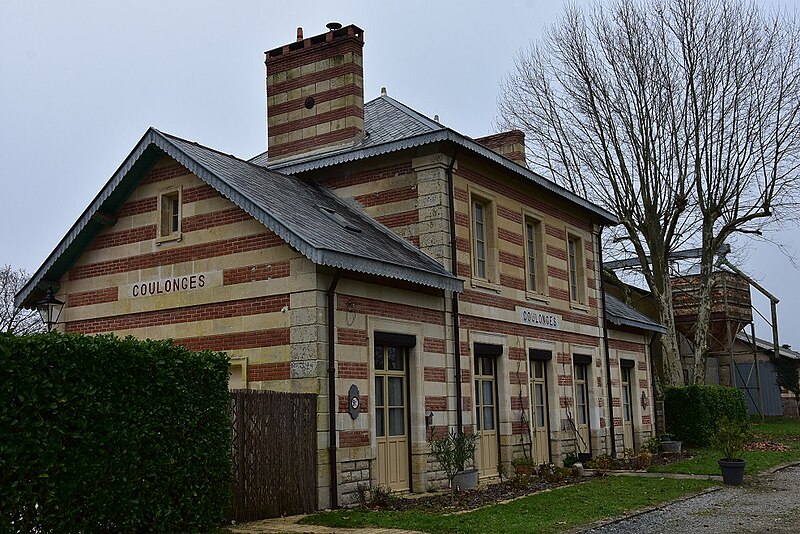 File:Terminus, les voyageurs descendent de voiture.jpg