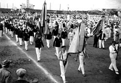 האתלטים הצ'כוסלובקים צועדים באצטדיון בטקס הפתיחה של המכביה השנייה