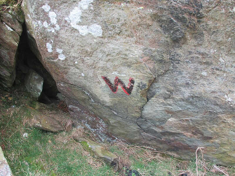 File:The letter "W" painted onto rock at Llyn Ogwen - geograph.org.uk - 5326508.jpg
