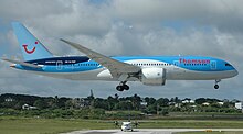 Boeing 787-8 Thomson Airways совершает посадку в аэропорту.