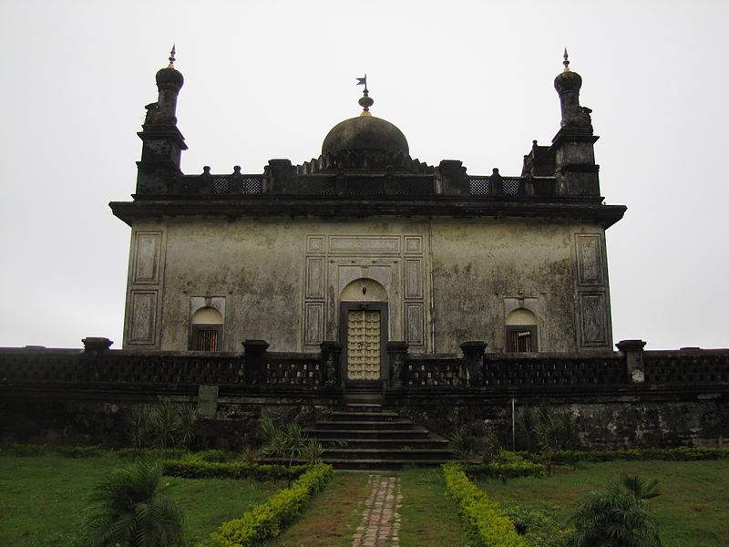 File:Tomb of Lingarajendra, built in A.D. 1820 by his son Chikkaveerarajendra.jpg