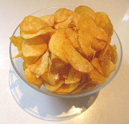 Рецепт чипсов фото. Чипсы в тарелке. Чипсы Potato. Чипсы Potato Chips. Картофельные чипсы для декора.