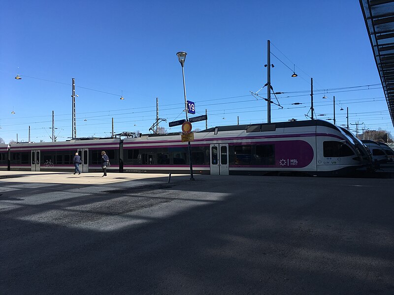 File:Trains waiting at the platform (28808639198).jpg