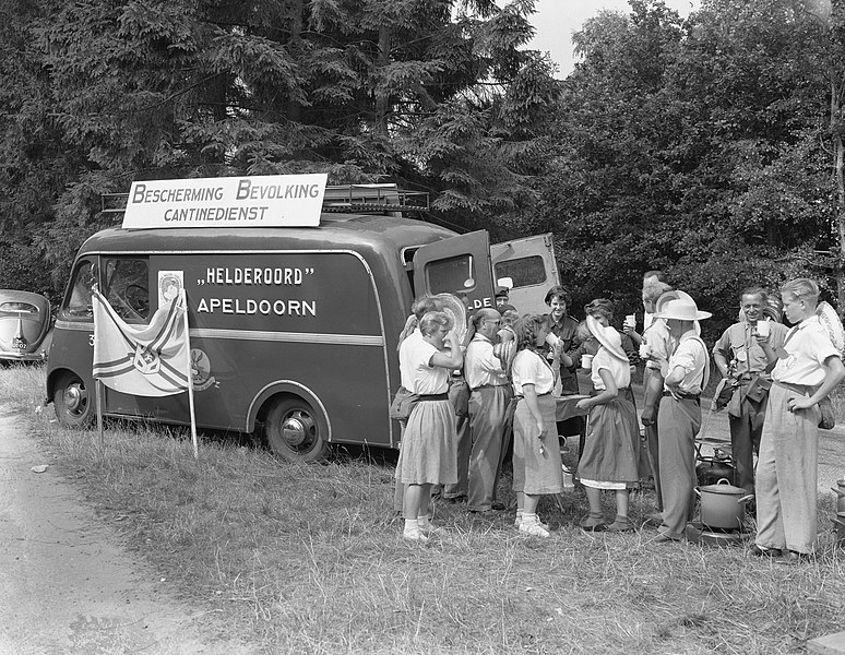 File:Tweede dag vierdaagse Apeldoorn, kantinewagen Helderoord, Bestanddeelnr 907-2544.jpg