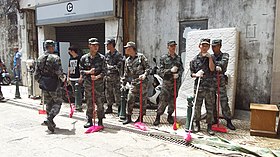 La guarnición del EPL en Macao limpia las secuelas del tifón Hato (inglés) (ruso)