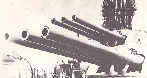 ́14-дюймов (356 мм) орудия Пенсильвании в начале своей карьеры.