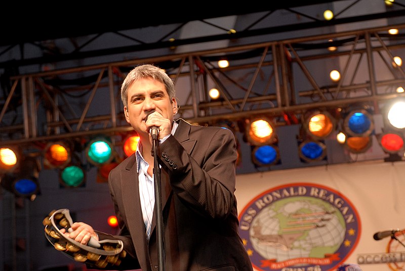 File:US Navy 061219-N-2959L-102 2006 American Idol winner Taylor Hicks performs for the crowd during a holiday concert for service members and their families aboard the Nimitz-class aircraft carrier USS Ronald Reagan (CVN 76).jpg