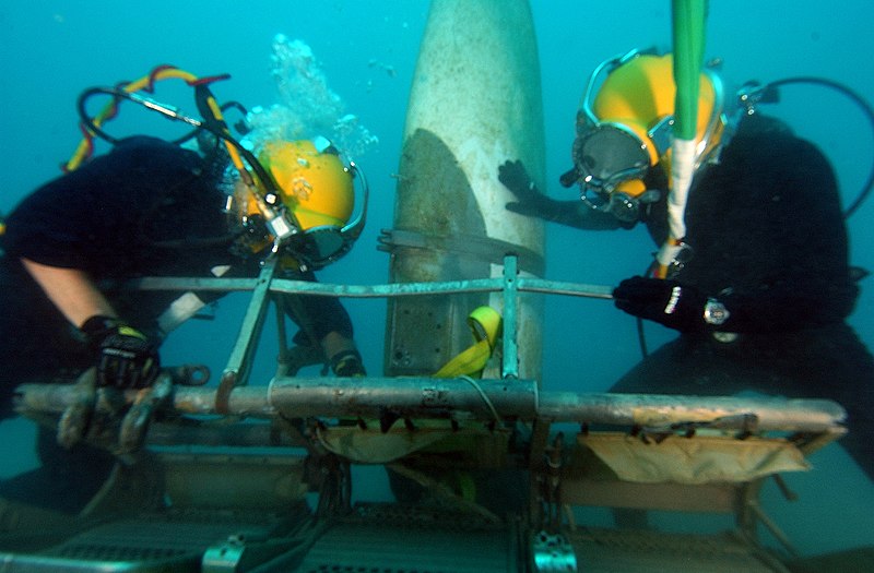 File:US Navy 080717-N-1974P-033 A U.S. Navy diver and an Australian Defense Forces diver secure wreckage to a shipboard crane during underwater salvage training near Pearl Harbor.jpg