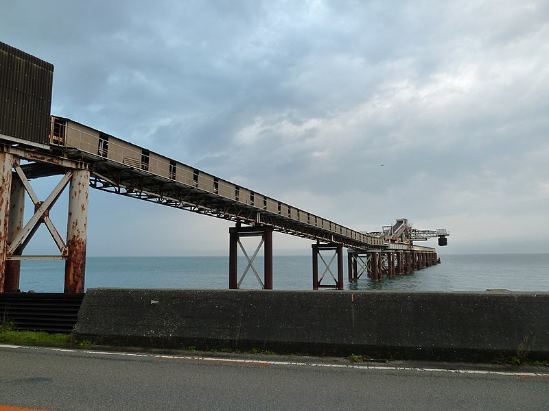 File:Unloader to the sea -海に突き出たアンローダー - panoramio.jpg