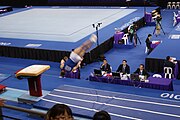 Zawodnik podczas skoku przez stół gimnastyczny