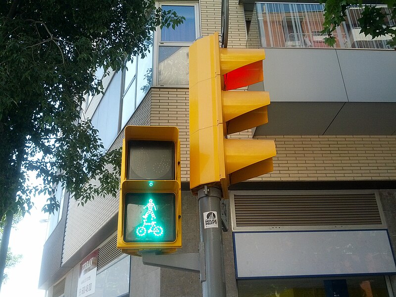 File:Vertical-format LED combined bike-pedestrian signal (green) (18472449596).jpg