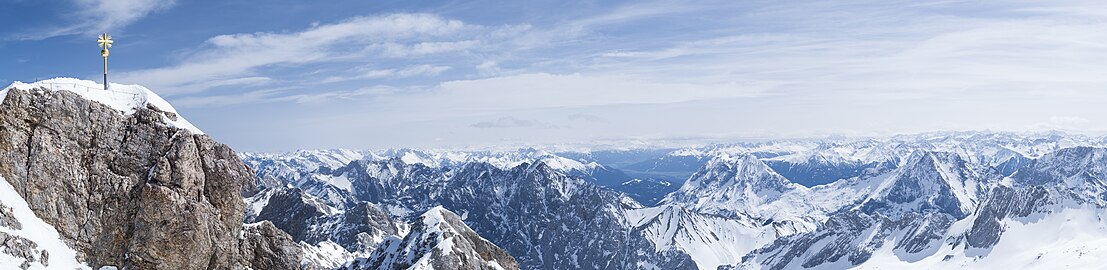 Zugspitze mit Blick nach Süden über Hochwanner im Wetterstein-Hauptkamm, Gaistal und Hohe Munde ins Inntal und bis zur Alpenhauptkette. (→ photo with annotations)