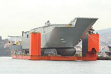 The incomplete Australian landing helicopter dock HMAS Adelaide embarked on Blue Marlin Vigo Soldando el portaaviones HMAS Adelaide sobre el buque-plataforma Blue Marlin (11359189116).jpg