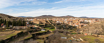 Vista da cidade velha de Ágreda, província de Sória, Castela e Leão, Espanha. Ágreda foi importante, durante a Idade Média, por sua localização estratégica na fronteira com os reinos de Castela, Aragão e Navarra. Possui um patrimônio monumental bem diversificado graças a sua importância como centro de artes e artesanatos e onde cristãos, judeus e descendentes de árabes conviveram em harmonia. Ágreda é conhecida também como a "Cidade das 3 Culturas". (definição 5 715 × 2 373)