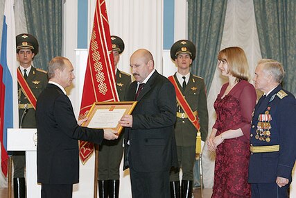 Вручение президентом представителям Ельни грамоты о присвоении почётного звания