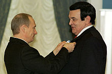 Magomajev (vpravo) přijímá vyznamenání od prezidenta Putina