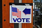 Placa indicando local de votação nos Estados Unidos