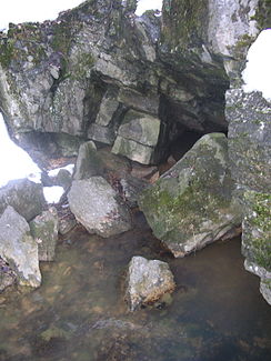Austritt des Jedovnický potok bei der Höhle Býčí skála