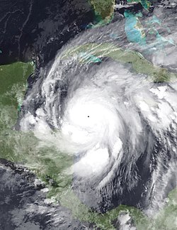 A Wilma hurrikán legerősebb intenzitásakor, Hondurastól északkeletre, október 19-én