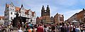 Alun-alun pasar dengan balai kota kuno, patung Martin Luther dan Stadtkirche