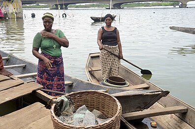 Wanita di tempat kerja di Makoko.jpg