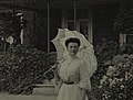 Ізабэла Любанская (1876—1943) перад палацам у Варончы. Фота раней 1915 г.
