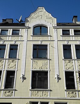Wuppertal, Kärntner Str. 37, Fassadenzentrum mit Ziergiebel