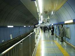 Yokohama-metrou municipal-B19-Takashimacho-stație-platformă-2.jpg