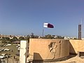 علم قطر يرفرف فوق بيت القردافي - panoramio.jpg