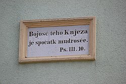 Tafla ze serbskim napisom při něhdyšej šuli