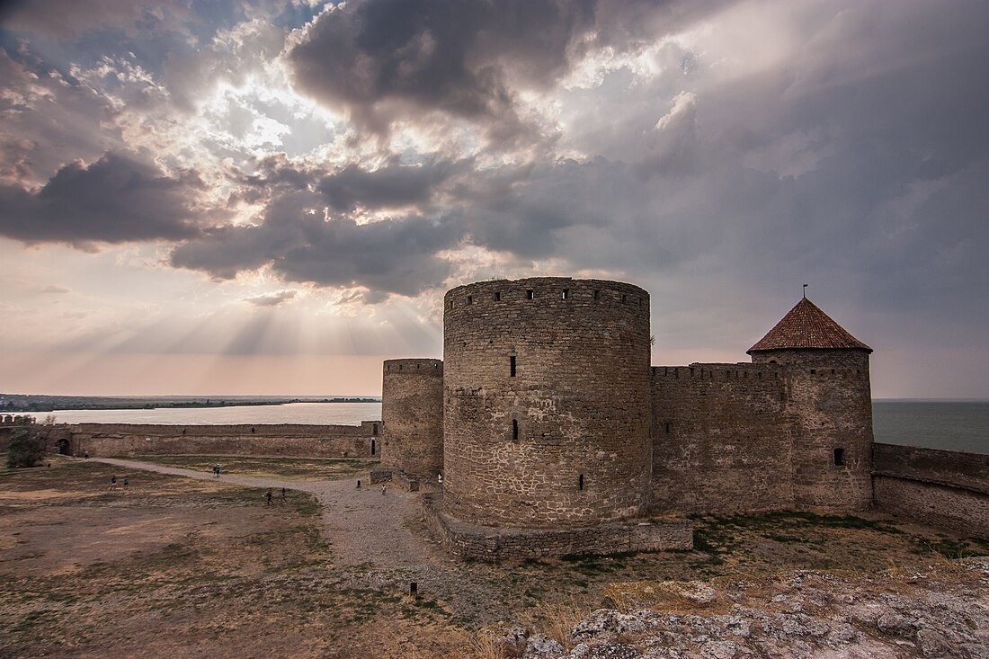 File:Генуезький замок на заході сонця.jpg