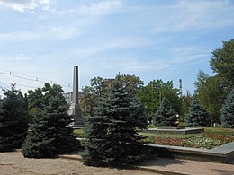 Обеліск та вічний вогонь на братській могилі