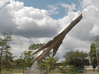 Ахтубинск астраханская область. Су-17м2 Ахтубинск. Су-17 памятник в Ахтубинске. Ахтубинск памятник самолет. Ахтубинск памятник самолет миг-21.