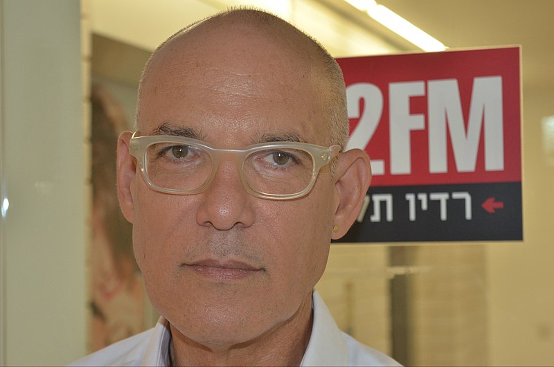 File:בני ציפר באולפן התכנית "תעודת עיתונאי" ברדיו תל אביב.jpg