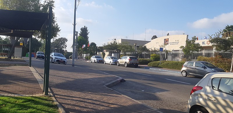 File:תחנת מגן דוד אדום בעיר נשר ומשמאלה תחנת משטרת נשר.jpg