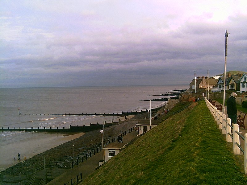 File:-2002-12-25, Christmas Day, The Esplanade, Sheringham Norfolk.jpg