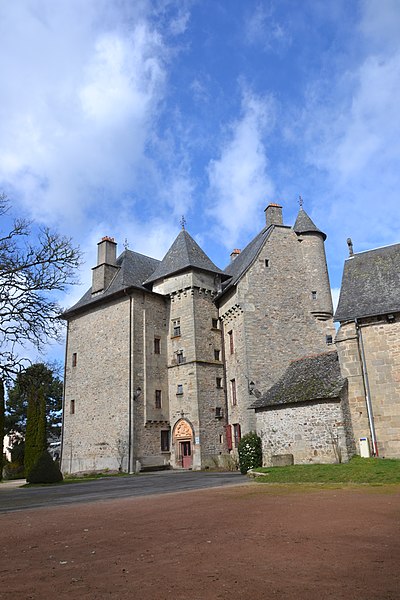 File:02-26 Sainte Fortunade - chateau 3.jpg