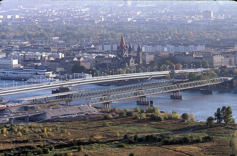 File:075R13181080 Donauturm, Blick vom Donauturm, Mexikoplatz, Bau der Reichsbrücke, Ersatzbrücken, Zu diesem Zeitpunkt gab es 5Brücken nebeneinander - neue Reichsbrücke -. Baubrücke.jpg