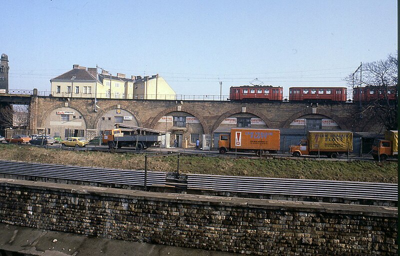 File:078R12290281 Stadtbahn, links Gaudenzdorfer Brücke, Gürtlellinie, Typ N1.jpg