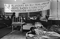 180 Illegaal in ons land verblijvende gastarbeiders in hongerstaking in Mozes e, Bestanddeelnr 930-8209.jpg